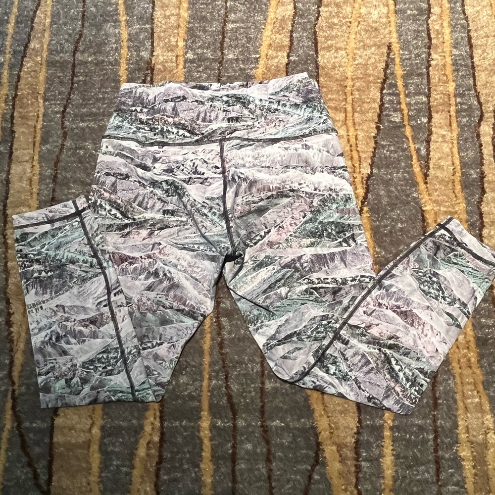 Lululemon leggings in good shape